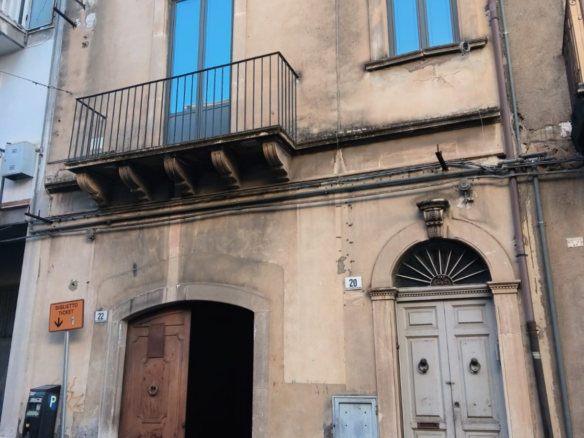 Paternò centralissimo garage centro storico