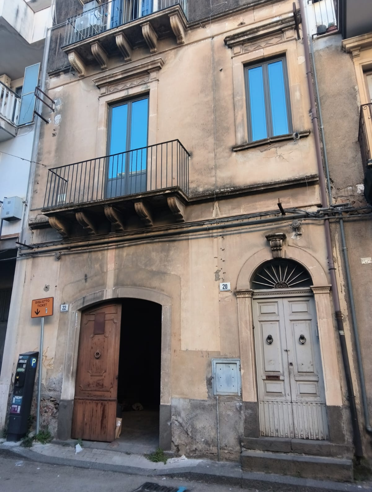 Paternò centralissimo garage centro storico